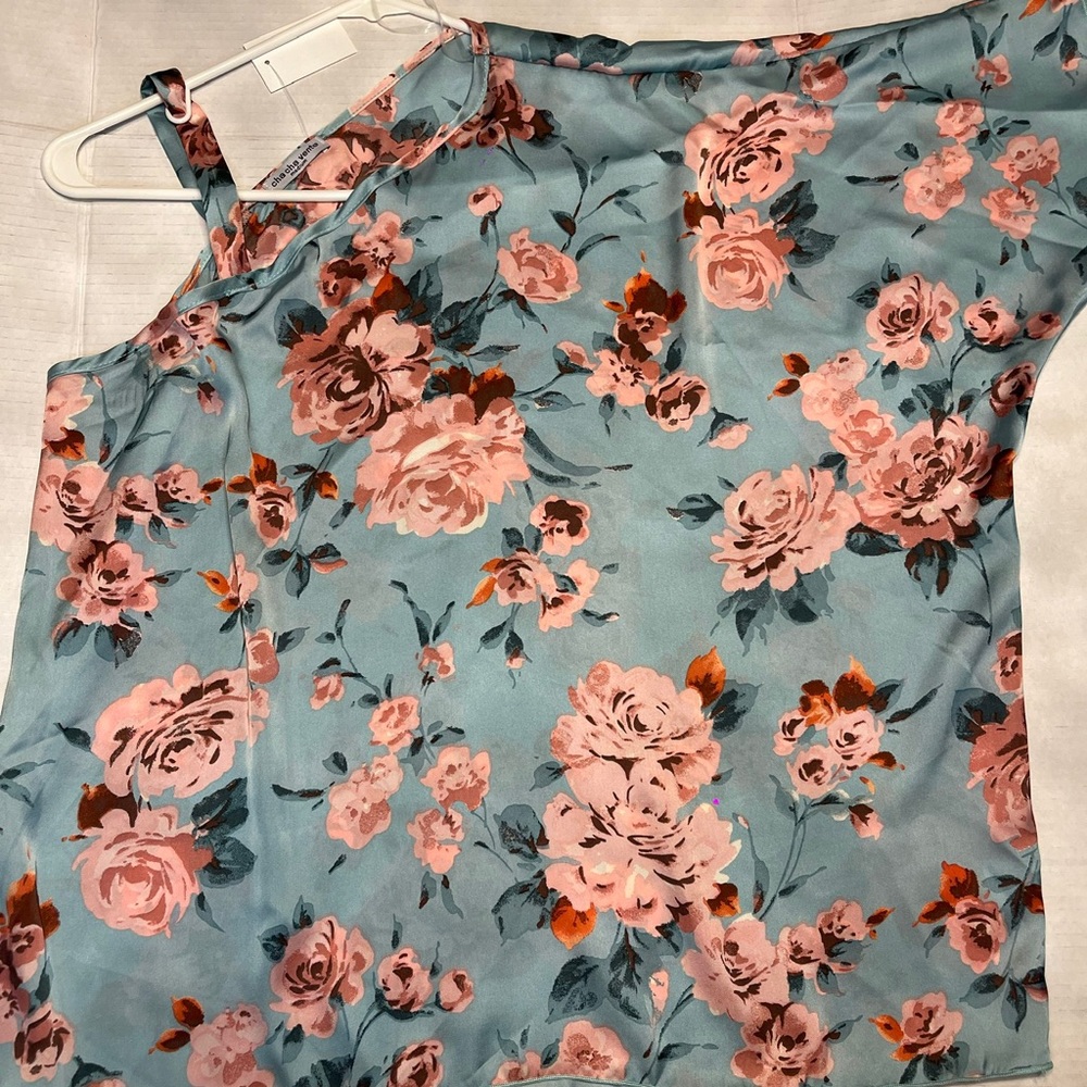 Size: Medium 
Brand: Cha Cha Vente 
Off Shoulder Floral Multicolor Top
